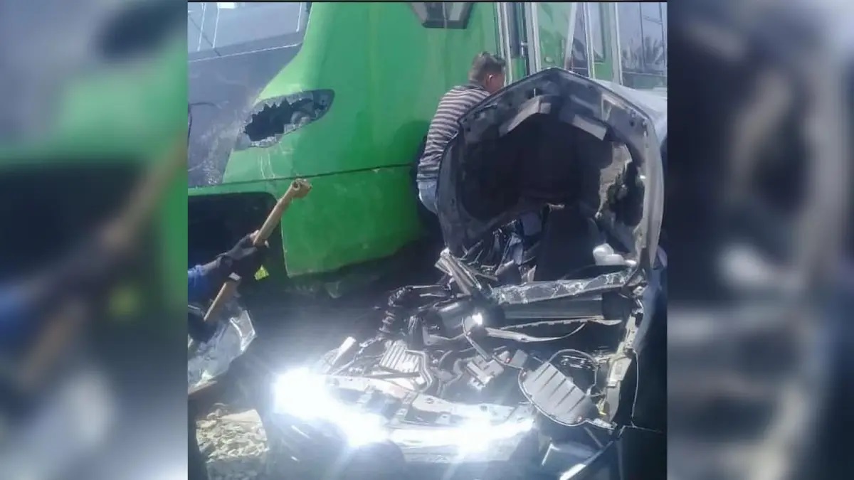 Perjalanan KA Feeder Tertemper Mobil, KCIC Alihkan Jadwal Penumpang Kereta Cepat Whoosh yang Terhambat