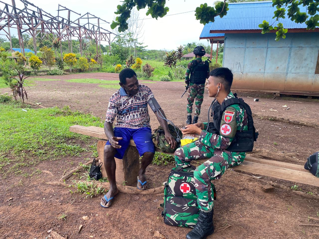 Tingkatkan Kesejahteraan Warga, Satgas Pamtas Tamalatea Berikan Pelayanan Kesehatan di Kampung Binaan