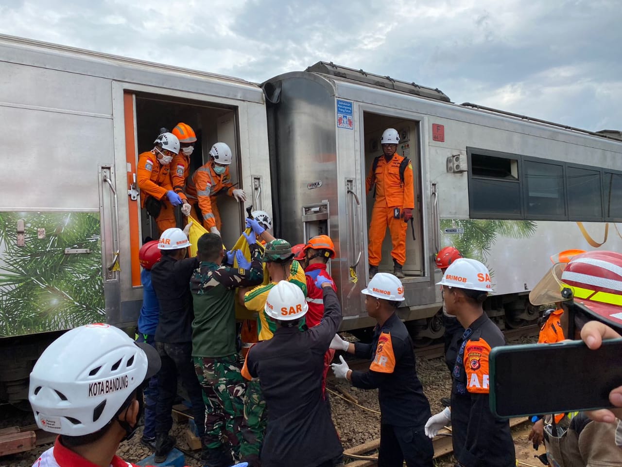 Aksi Sigap Prajurit Yonif 330 Kostrad, Bantu Evakuasi Korban Kecelakaan Kereta Api
