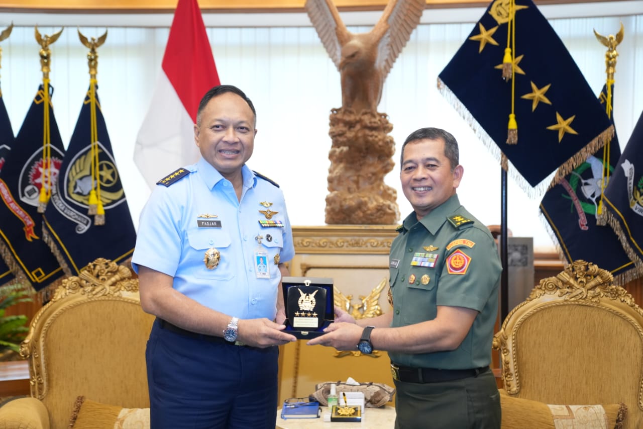 Tingkatkan Fungsi Penerangan TNI, Kapuspen TNI Kunjungi Kasau Awali Program Kerja 100 Hari Pertama