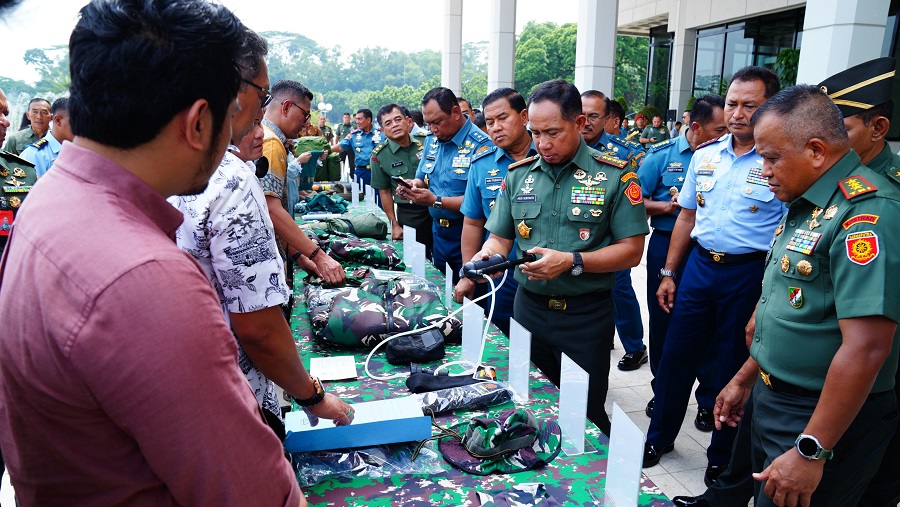 Panglima TNI Mengecek Perlengkapan Operasi Dalam Negeri 2024