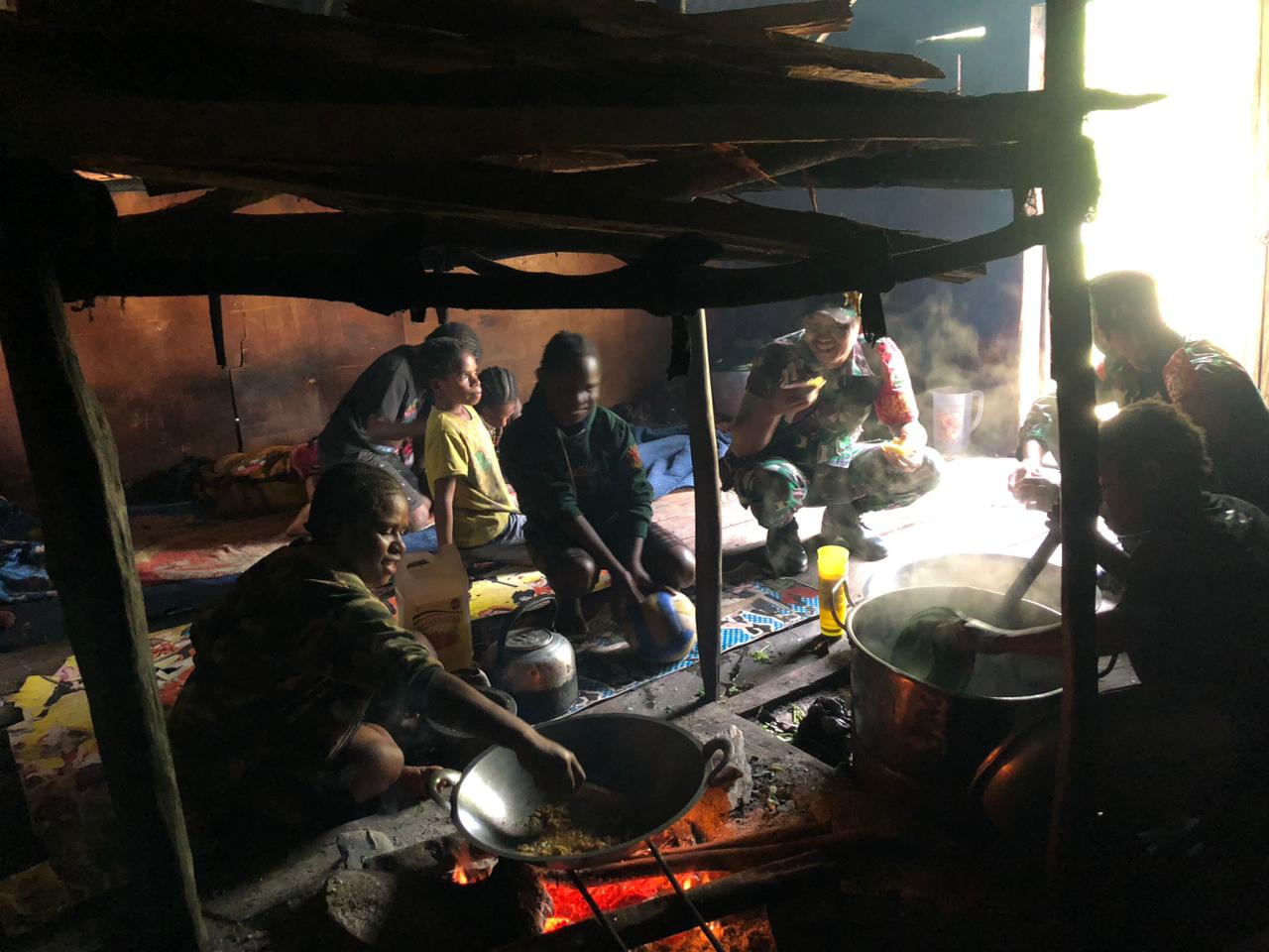 Babinsa Melaksanakan Kegiatan Komunikasi Sosial Bersama Masyarakat Melekom