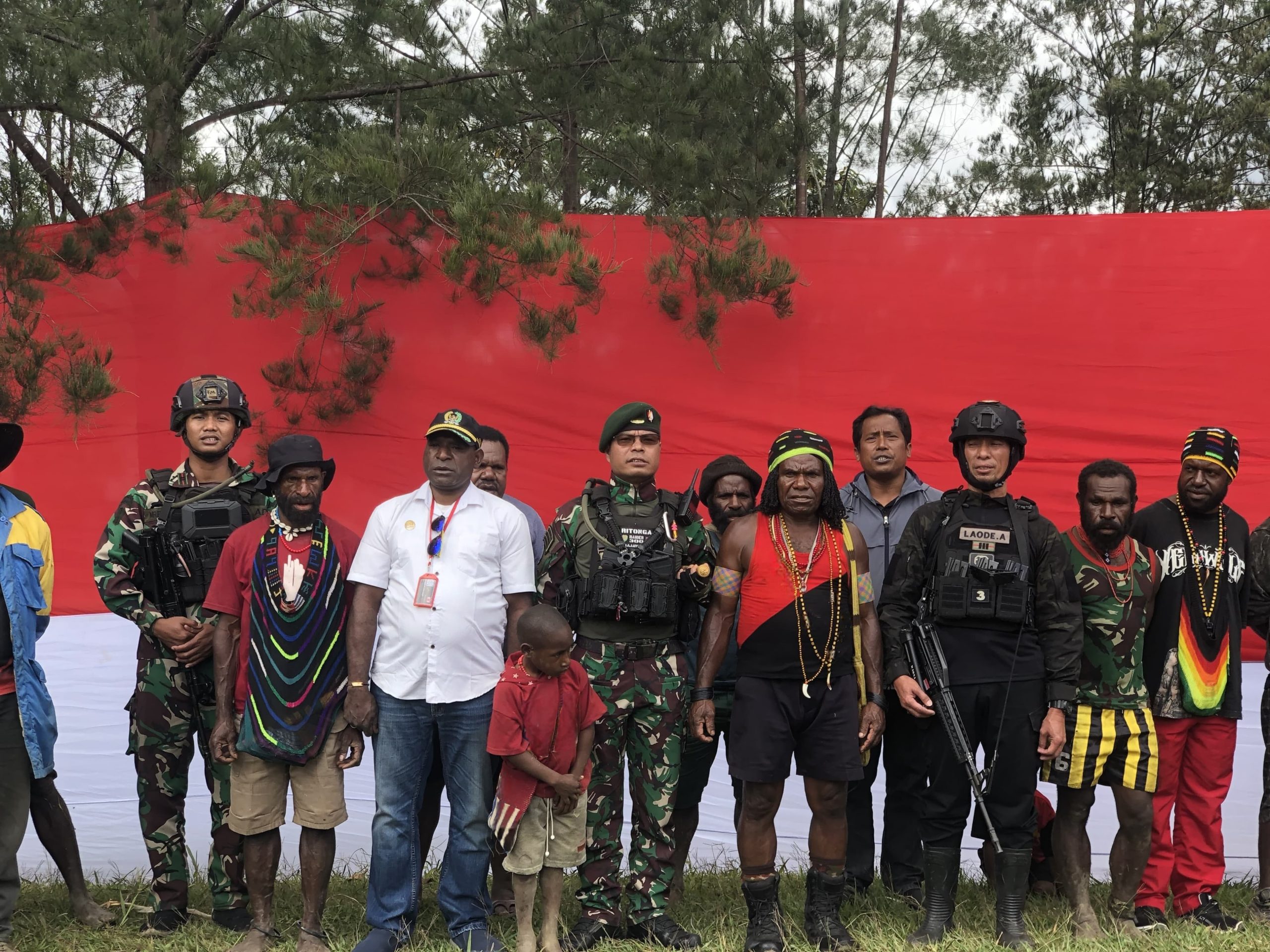 Sebagai Warga Kehormatan Suku Dani, Dansatgas TNI 300 Siliwangi Diberi Gelar Kogoya Dari Kepala Suku Besar Kab. Puncak di Gome Papua