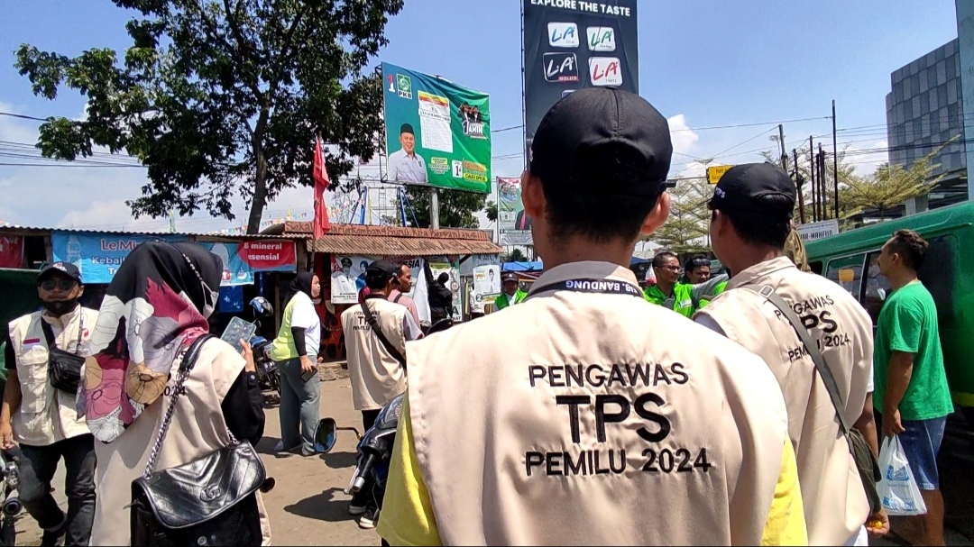 Bersama Bawaslu Kabupaten Bandung, Puluhan Simpatisan PKB Bersihkan dan Turunkan Alat Peraga Kampanye di Hari Tenang