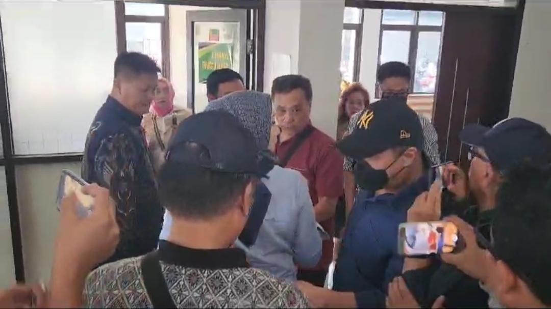 Didorong Terdakwa Usai sidang, Seorang Wartawan Mengalami Sakit di Dada dan Bahu