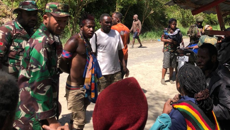 Babinsa Posramil Tingginambut Adakan Karya Bakti Atas Kejadian Jembatan Hanyut