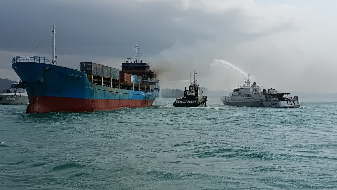 Bakamla RI Berhasil Evakuasi KM Alexindo 8 Yang Terbakar di Batam