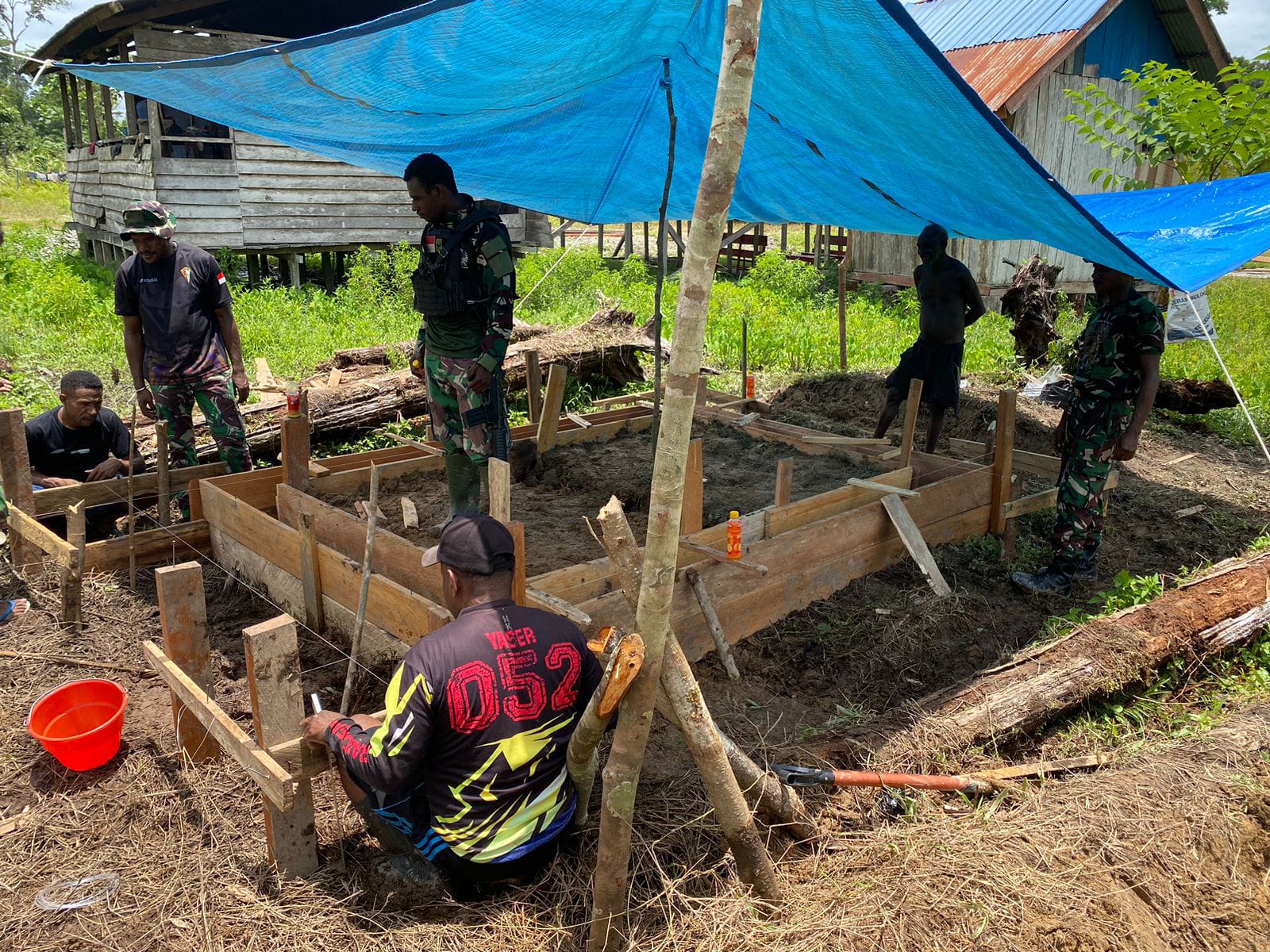 Satgas TMMD Ke-119 Kodim 1715/Yahukimo Buatkan MCK Untuk Masyarakat Kali Biru