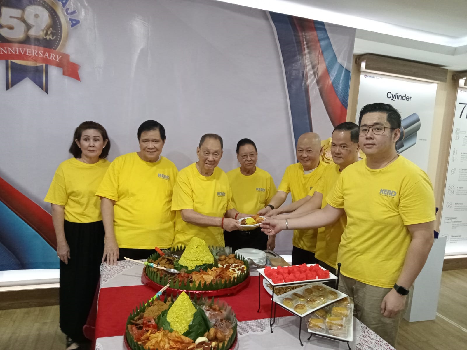 Jajaran direksi generasi pertama dan kedua melakukan potong nasi tumpeng.