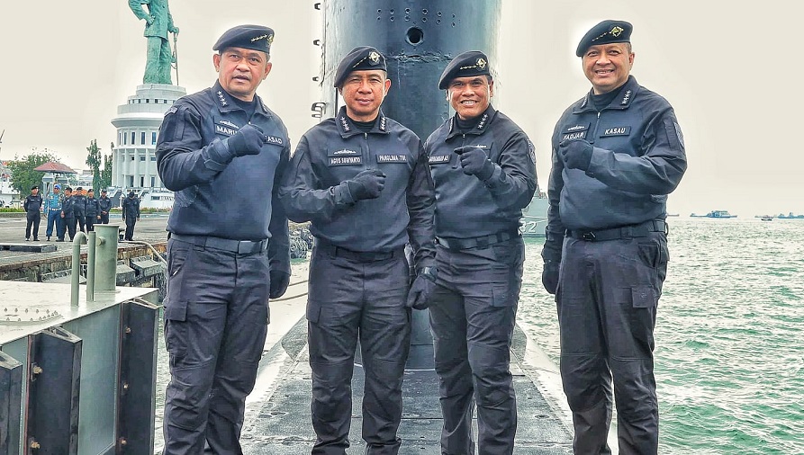 Terima Brevet Hiu Kencana, Panglima TNI dan Kasad Resmi Jadi Warga Kehormatan TNI AL