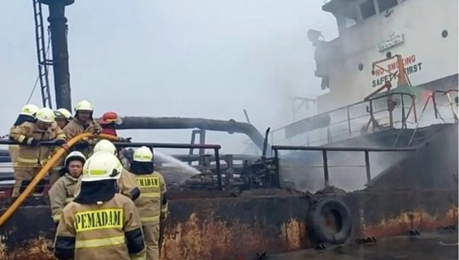 Sebuah Kapal Pengakut BBM Terbakar di Pelabuhan Marunda, Begini Kondisnya
