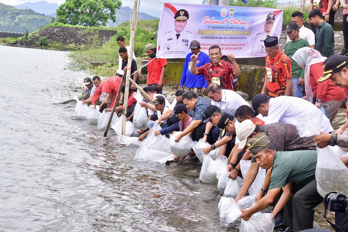 Tebar 100 Ribu Benih Ikan, Pj Gubernur Sulsel Ajak Masyarakat Rawat Bendungan Bili-bili