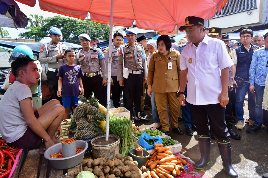 Dua Hari Jelang Lebaran, Pj Gubernur Sulsel Pastikan Harga Kebutuhan Pokok Tetap Terkendali