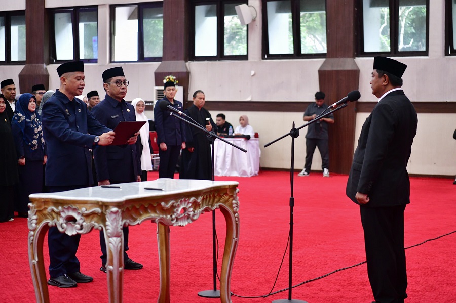 Pj Gubernur Bahtiar Lantik Pejabat Administrasi dan Pengawas Lingkup Pemprov Sulsel