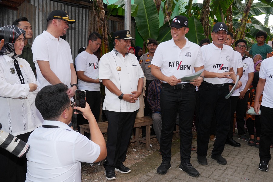 Pj Gubernur Bahtiar Baharuddin Dampingi Menteri AHY Serahkan 50 Sertipikat Hasil PTSL di Gowa