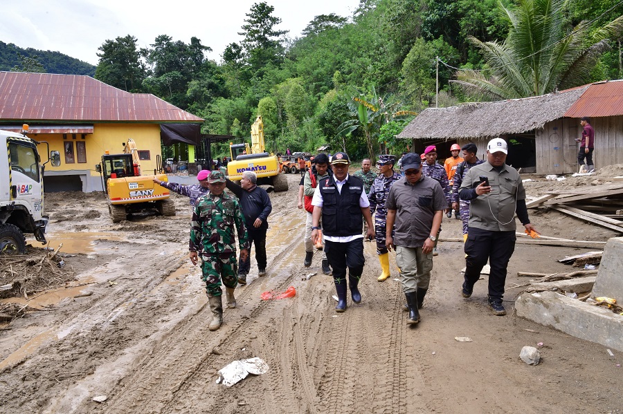 Tembus Titik Longsor Menuju Desa Kadundung, Pj Gubernur Bahtiar Pastikan Ketersediaan Bahan Pangan Warga Korban Bencana