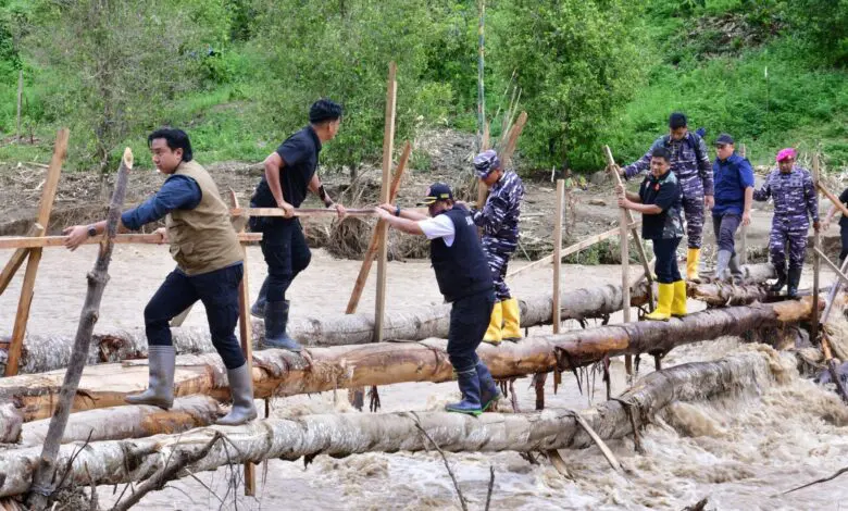 Lewati Jembatan Darurat, Pj Gubernur Bahtiar Temui Korban Bencana di Latimojong dan Bajo Barat
